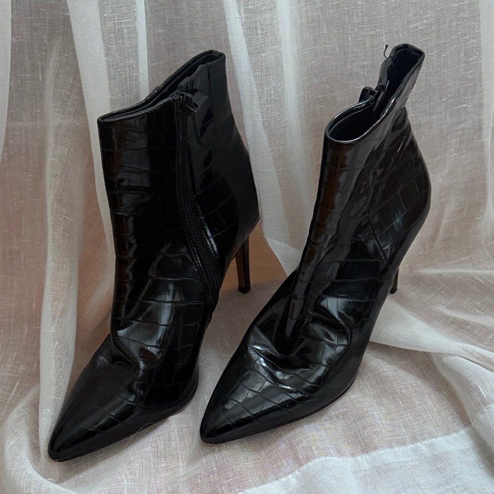 STEVEN by Steve Madden Elegant Black Croc-Embossed Ankle Boots